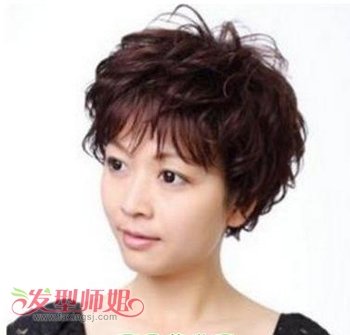 老年女性短发烫发发型 中老年女短发烫发发型图片(3)