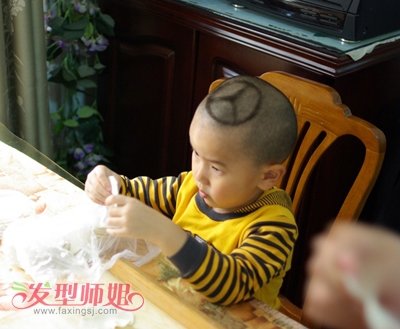 1岁男宝宝发型设计 1岁以内小男孩的发型图片