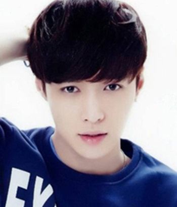 男生倒三角脸带个刘海适合留什么发型 男生时