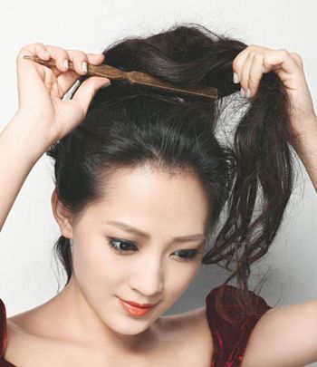 花苞头<em>显得头发多</em>吗 花苞头<em>怎么</em>做_发型师姐