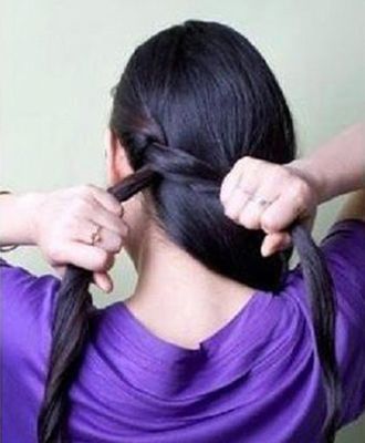 怎么编马尾辫最好看 马尾两股辫的编法图解(2)_发型师姐