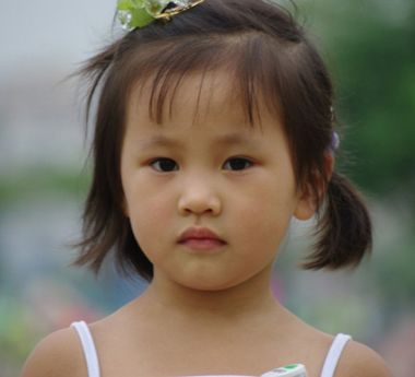 小女孩简单大方短头发发型的扎法(4)