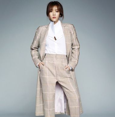 2016女生轻薄齐刘海蓬松马尾辫 这款2016女生轻薄齐刘海蓬松马尾辫,质感蓬松,齐刘海向两边梳理聚集,看起很随意,不精致不光滑的齐刘海低马尾辫发型,韩范儿十足,配上西服套装,中性美在今年也非常受欢迎哟。