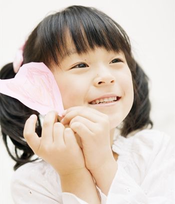 分享到 扎发步骤:留着碎碎的齐刘海披肩发的小女孩,发尾带着自然卷度