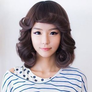 刘海外翻的圆柱型造型很有复古感,两侧的短发发丝也同样采用 螺旋烫发图片