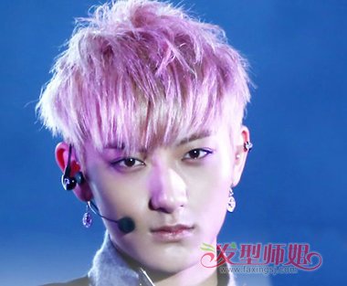 2016最新男生紫色发型 男生深紫红色头发挑染