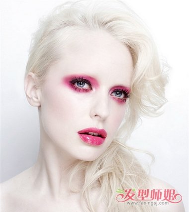 女生乳白色微卷中 长发发型