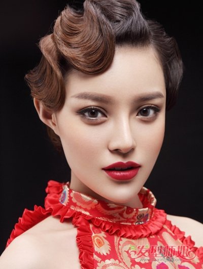 2017-05-05来源:发型师姐编辑:emily 分享到  上海风的复古盘发和旗袍