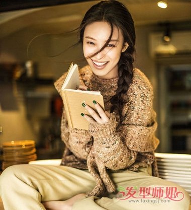 清新少女的中分侧麻花辫编发与毛衣搭配在一起,清新阳光的形象让倪妮