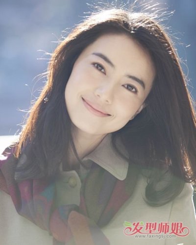 高颜值的高圆圆梳完全露颜的中短发发型,也是非常漂亮时尚的,齐肩