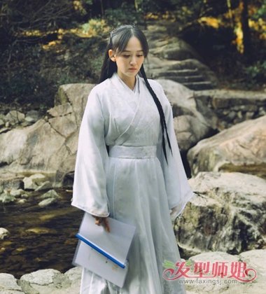 大部分人在看到偶像剧女神陈乔恩的古装造型的时候,都会想到武侠剧中