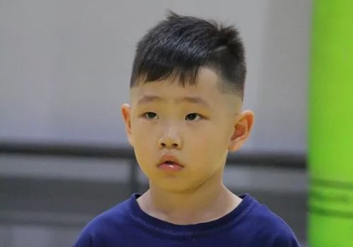 男童做的短发寸头发型,能够在各个角度展现出帅气男孩子的