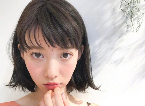瓜子脸女生斜刘海外卷短发发型