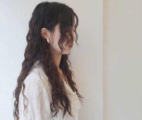 发型设计 卷发 >> 暖冬季羊毛卷发型给美丽升温 教你最好梳的羊毛卷