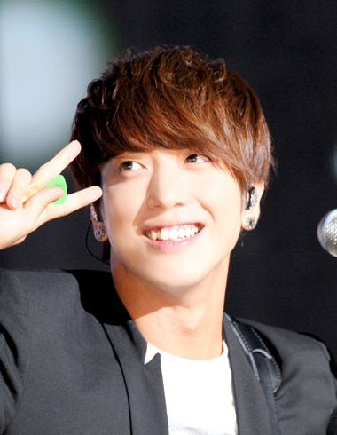 不过与金贤重不同,郑容和更喜欢短鬓角的板栗头,迷人的金棕色在