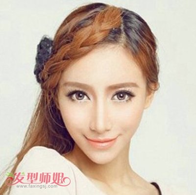 lisa 分享到  侧分的长 卷发发型中不妨加入 编发的元素,麻花辫令发型