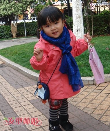 小女孩碎发刘海双编蜈蚣辫发型