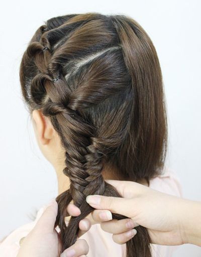 发型设计 学生发型 >> 初中女生适合的盘发步骤 初中生盘发图解(4)