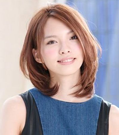 梨形脸女生斜分长刘海梳发短烫发