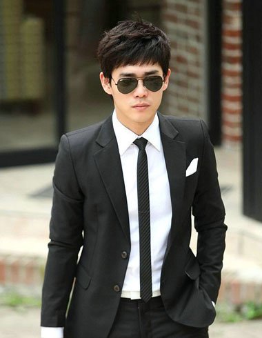 jane 分享到  斜刘海做的比较短,头发蓬松的从上边直接往两边梳,横向