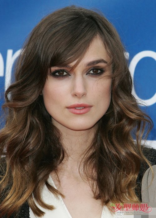 2019年大众脸女生精剪斜刘海发 巧妙搭配脸型的女生中长发造型