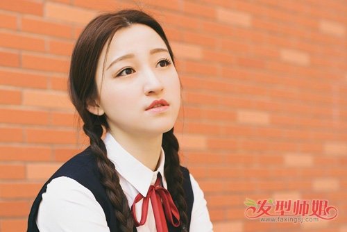 女学生中长头发编扎麻花 辫子发型