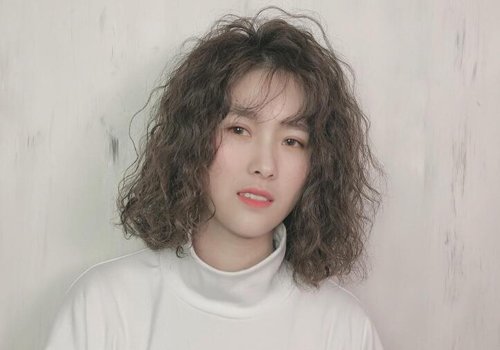 大玉米烫VS小玉米烫有哪些区别 2020女生流行玉米烫发型look